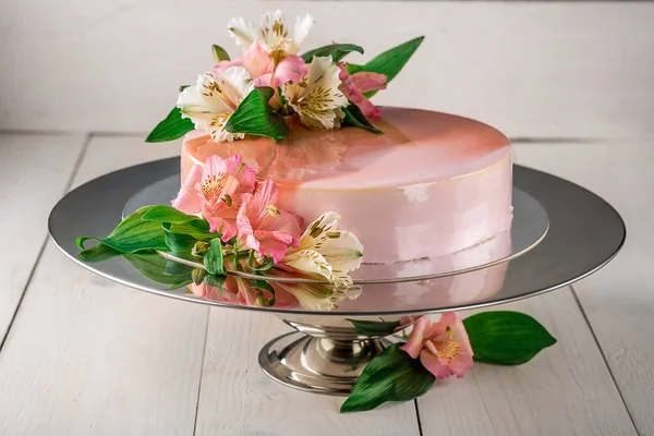 Κέικ διακοσμημένο με λουλούδια — Φωτογραφία Αρχείου