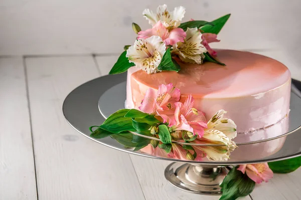 Çiçeklerle süslenmiş pasta