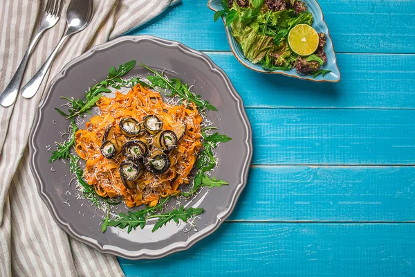 Makarna patlıcan, domates, peynir, roka, salata ile