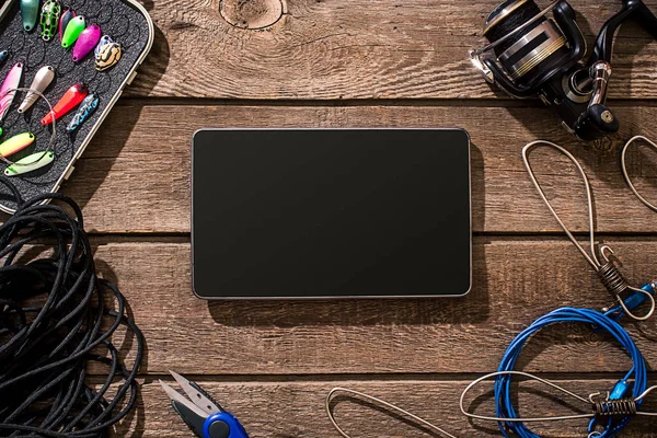 Ahşap arka planda balık tutmak için aksesuarlar. Üst görünüm