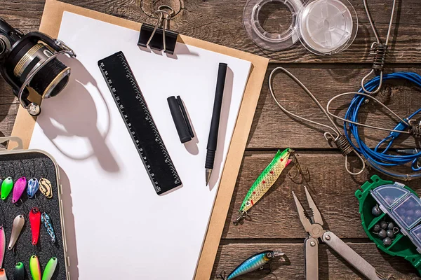 Ahşap arka planda balık tutmak için aksesuarlar. Üst görünüm