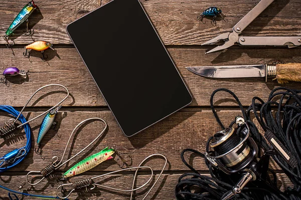 Ahşap arka planda balık tutmak için aksesuarlar. Üst görünüm