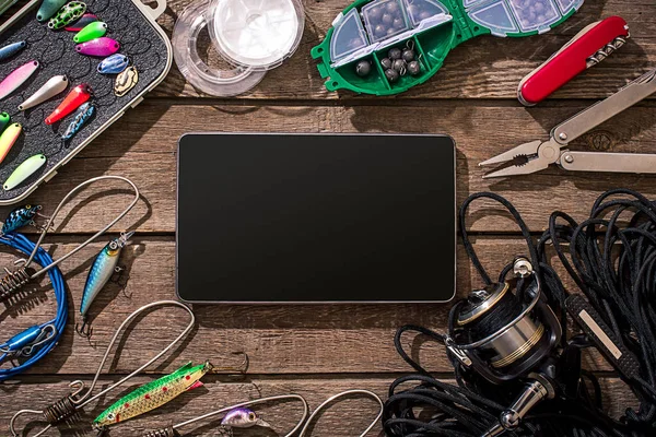 Ahşap arka planda balık tutmak için aksesuarlar. Üst görünüm