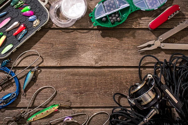 Ahşap arka planda balık tutmak için aksesuarlar. Üst görünüm