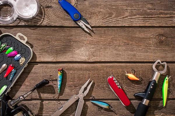 Ahşap arka planda balık tutmak için aksesuarlar. Üst görünüm