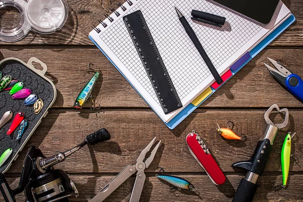 Ahşap arka planda balık tutmak için aksesuarlar. Üst görünüm