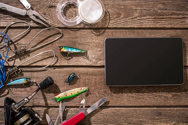 Ahşap arka planda balık tutmak için aksesuarlar. Üst görünüm