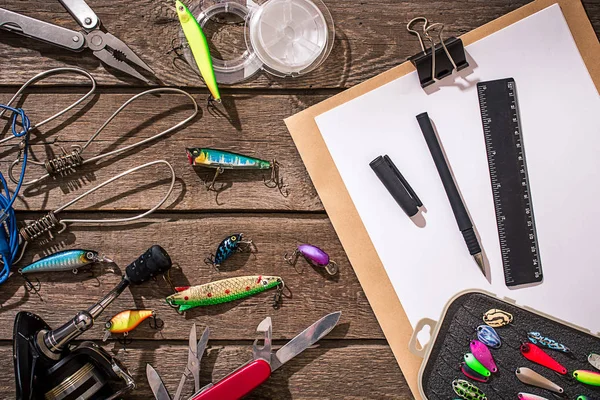 Ahşap arka planda balık tutmak için aksesuarlar. Üst görünüm