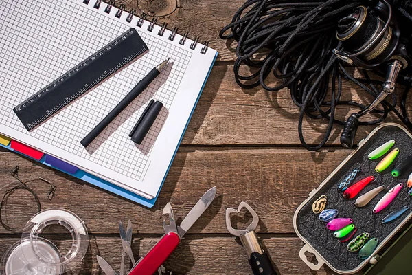 Ahşap arka planda balık tutmak için aksesuarlar. Üst görünüm