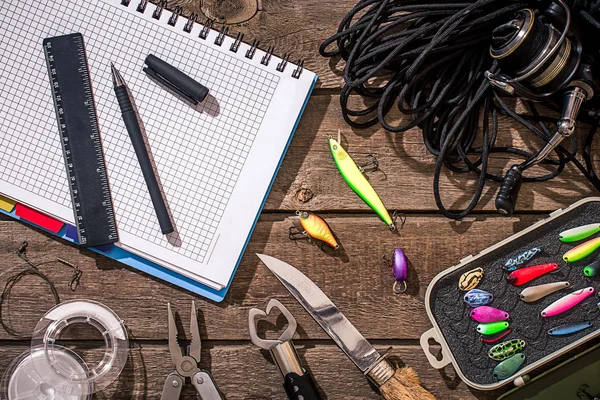 Ahşap arka planda balık tutmak için aksesuarlar. Üst görünüm