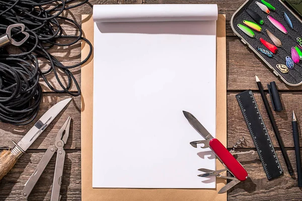 Ahşap arka planda balık tutmak için aksesuarlar. Üst görünüm