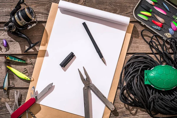 Ahşap arka planda balık tutmak için aksesuarlar. Üst görünüm