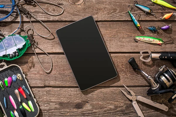 Olta, misina, iplik Balık tutma - kanca ve ahşap arka plan üzerinde lures.