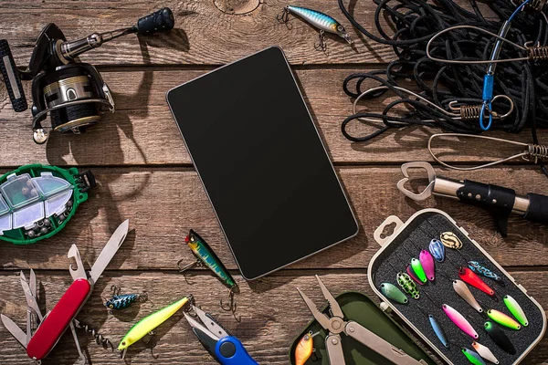 Olta, misina, iplik Balık tutma - kanca ve ahşap arka plan üzerinde lures.