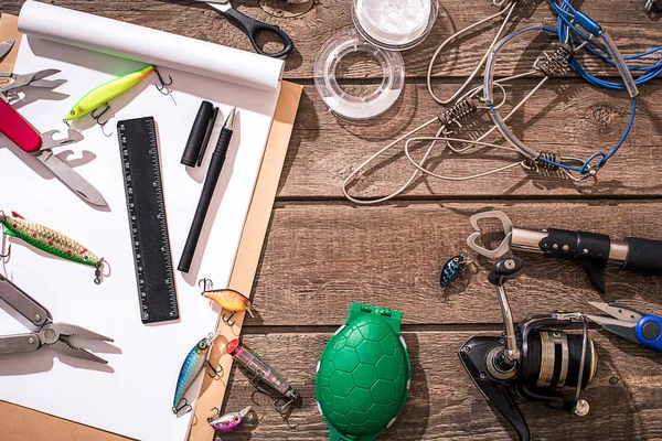 Ahşap arka planda balık tutmak için aksesuarlar. Üst görünüm