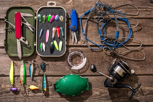 Ahşap arka planda balık tutmak için aksesuarlar. Üst görünüm