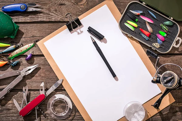 Ahşap arka planda balık tutmak için aksesuarlar. Üst görünüm