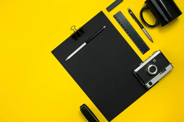 노란색 바탕에 사무실에서 검은 개체. 작업과 창의성입니다. 상위 뷰. — 스톡 사진
