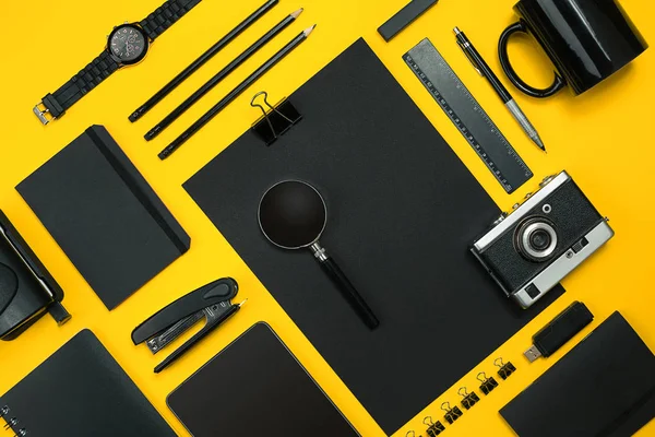 Çalışma alanı office öğeleri ve bir masa üzerine iş öğeleri ile. Con