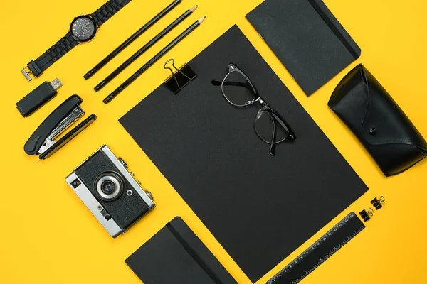 Çalışma alanı office öğeleri ve bir masa üzerine iş öğeleri ile. Con