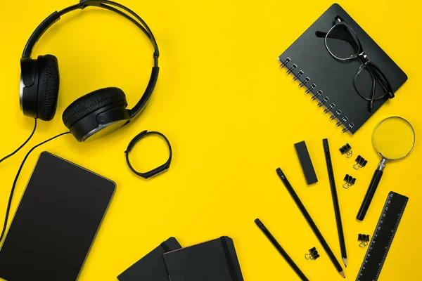 Office sarı bir arka plan üzerinde siyah nesnelerden. İş ve yaratıcılık. Üstten Görünüm.