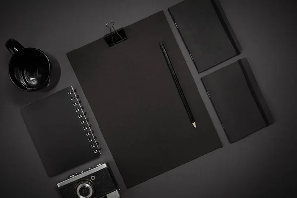 Чорні предмети з офісу на темно-сірому тлі. Працюйте — стокове фото