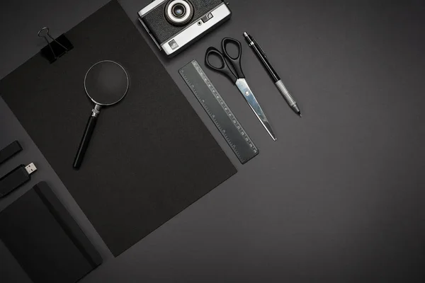 Black objects from the office on a dark gray background. Work an — Stock Photo, Image