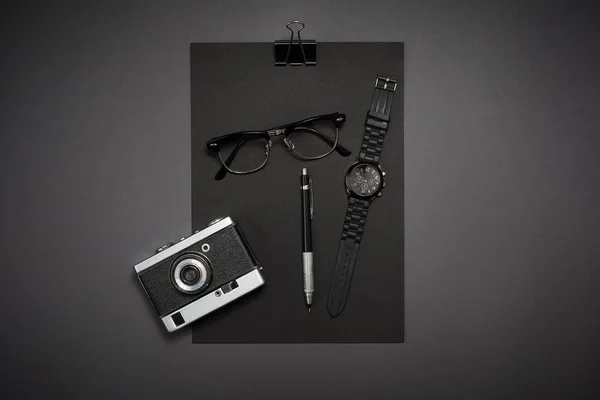 Schwarze Objekte aus dem Büro auf dunkelgrauem Hintergrund. Arbeit und — Stockfoto