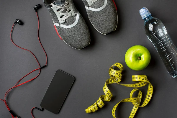 Kadın giyim, spor ayakkabı ve gri arka plan üzerinde su şişe ile sporcular ayarla