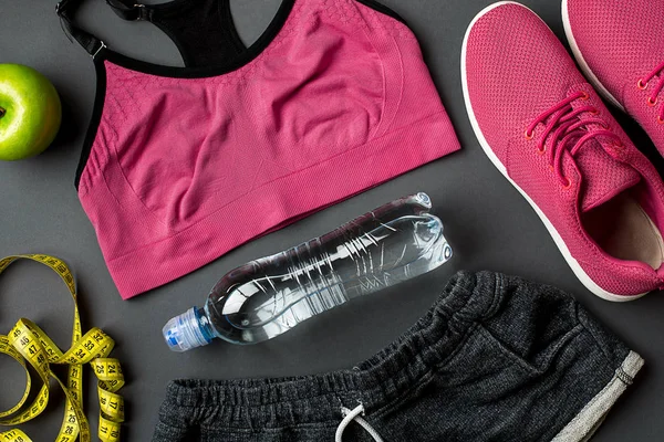 Fitness gıda ve donanımı ile egzersiz planı üzerinde gri arka plan, üstten görünüm