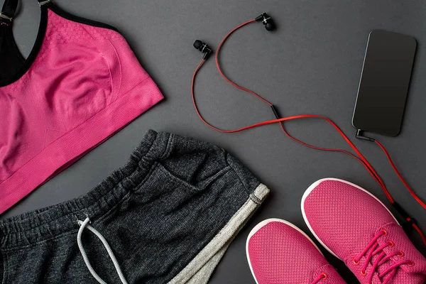 Fitness gıda ve donanımı ile egzersiz planı üzerinde gri arka plan, üstten görünüm