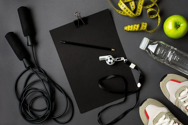 Fitness gıda ve donanımı ile egzersiz planı üzerinde gri arka plan, üstten görünüm