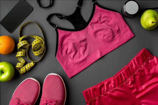 Kadın giyim, spor ayakkabı ve gri arka plan üzerinde su şişe ile sporcular ayarla