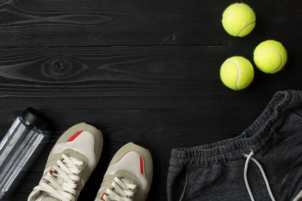 Fitness gıda ve ekipmanları egzersiz planı üzerinde koyu arka plan, üstten görünüm