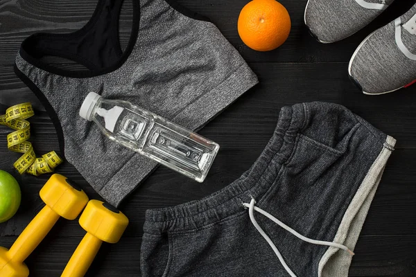 Fitness gıda ve ekipmanları egzersiz planı üzerinde koyu arka plan, üstten görünüm