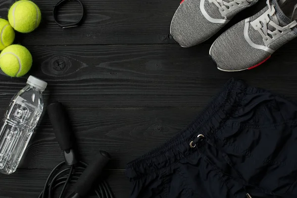 Fitness ekipmanları ile egzersiz planı üzerinde koyu arka plan, üstten görünüm