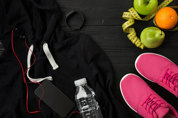 Kadın giyim, spor ayakkabı, şişe su koyu arka plan üzerinde ile sporcular ayarla