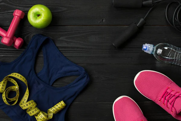 Fitness gıda ve ekipmanları egzersiz planı üzerinde koyu arka plan, üstten görünüm