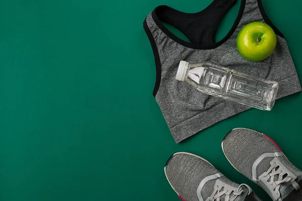 Yeşil kattaki fitness Spor aksesuarları. Sağlıklı yaşam konsepti. — Stok fotoğraf