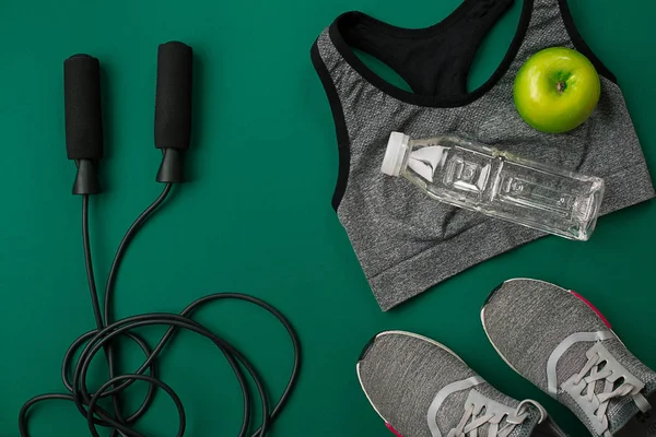 Yeşil kattaki fitness Spor aksesuarları. Sağlıklı yaşam konsepti. — Stok fotoğraf