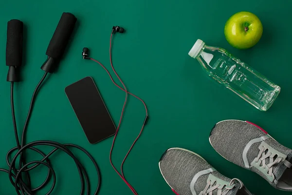 Yeşil kattaki fitness Spor aksesuarları. Sağlıklı yaşam konsepti.