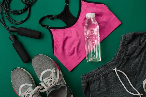 Yeşil arka plan, üstten görünüm üzerinde fitness gıda ve ekipmanları egzersiz planı