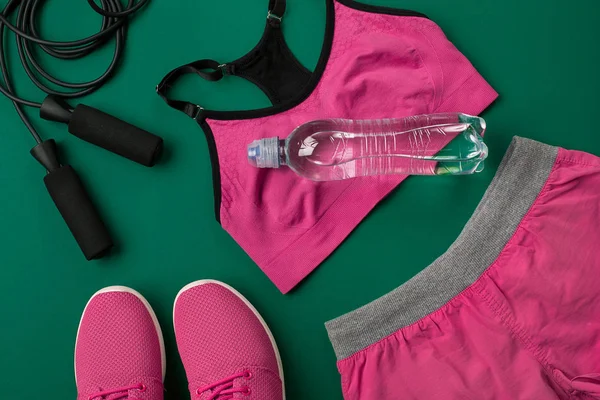 Yeşil arka plan, üstten görünüm üzerinde fitness gıda ve ekipmanları egzersiz planı