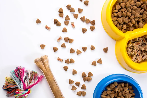 Köpekler beyaz arka plan en iyi görünüm için kase ve oyuncaklar kuru evde beslenen hayvan yiyecek