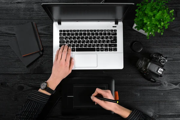 Ofis, banka donatımı ve becerikli bir ahşap Resepsiyon zemin üzerine karışımı. Yukarıdan görüntülemek.