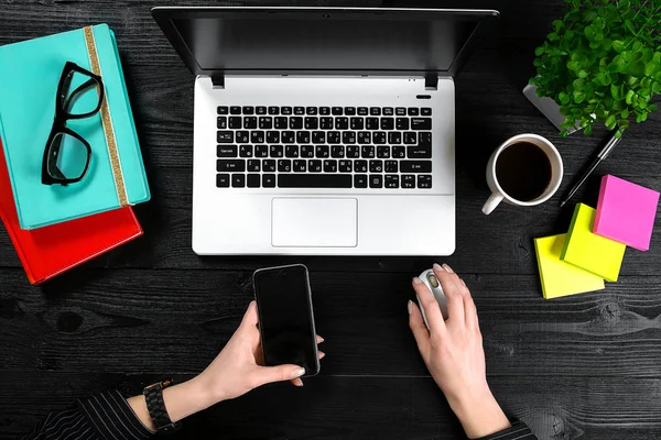 Bilgisayarda Office çalışan işkadını havai görünümü