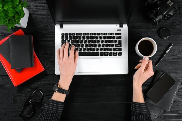 Ofis, banka donatımı ve becerikli bir ahşap Resepsiyon zemin üzerine karışımı. Yukarıdan görüntülemek.