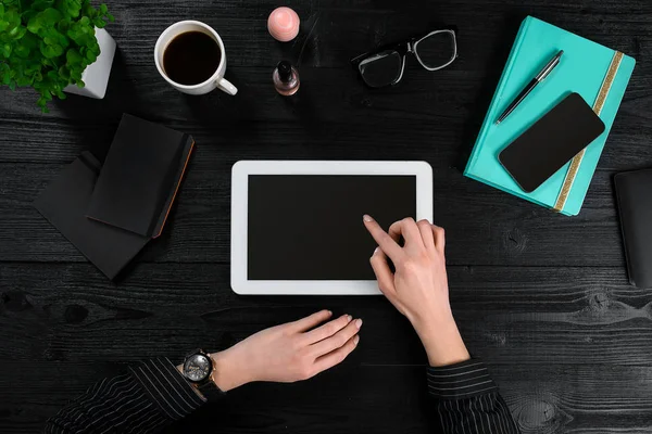 Mix di forniture per ufficio e gadget su uno sfondo scrivania in legno. Vista dall'alto . — Foto Stock