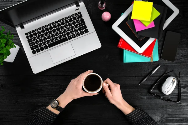 Bilgisayarda Office çalışan işkadını havai görünümü