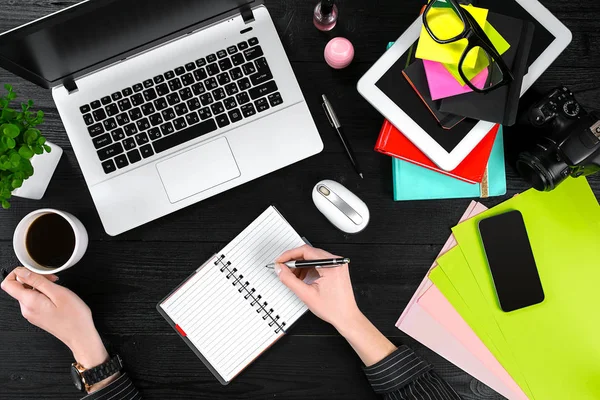 Bilgisayarda Office çalışan işkadını havai görünümü